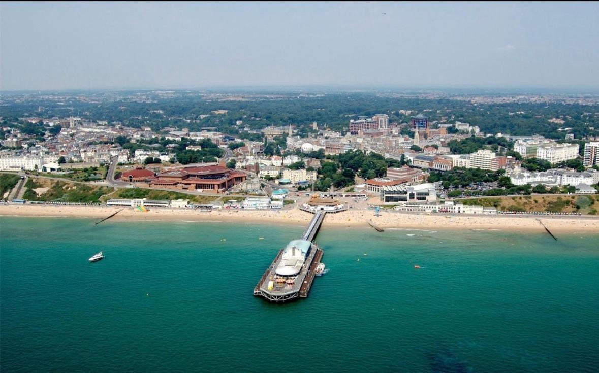 2 bed apartment, walk to beach, parking, high speed wifi - B&B Bournemouth