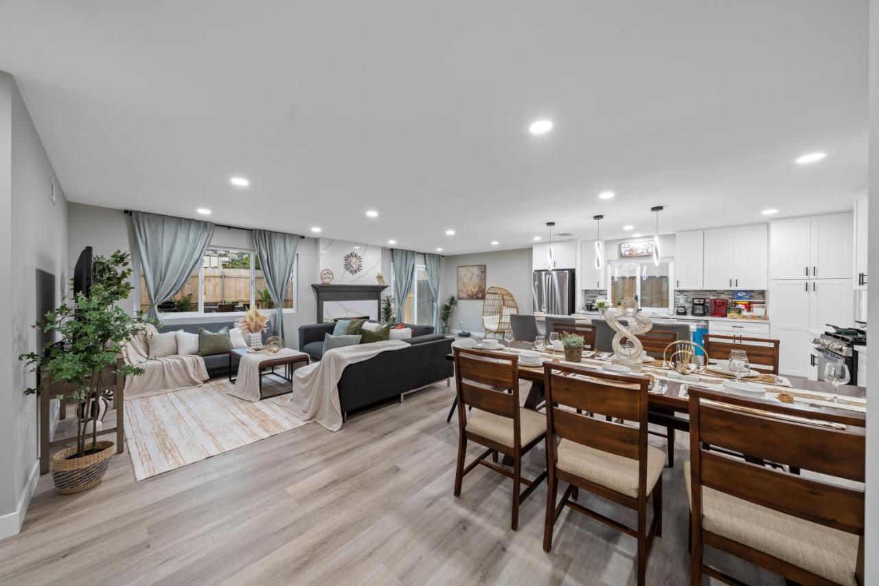 Entire Private Home with 3 Bedrooms 2 Bathrooms, Hot Tub, Garage, King Bed, Available Now - Chambres d'hôtes Spring Valley