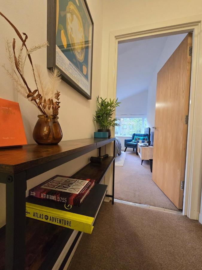 1 bed flat, free parking, canalside, sleeps 2 - Bed and Breakfast Hertford