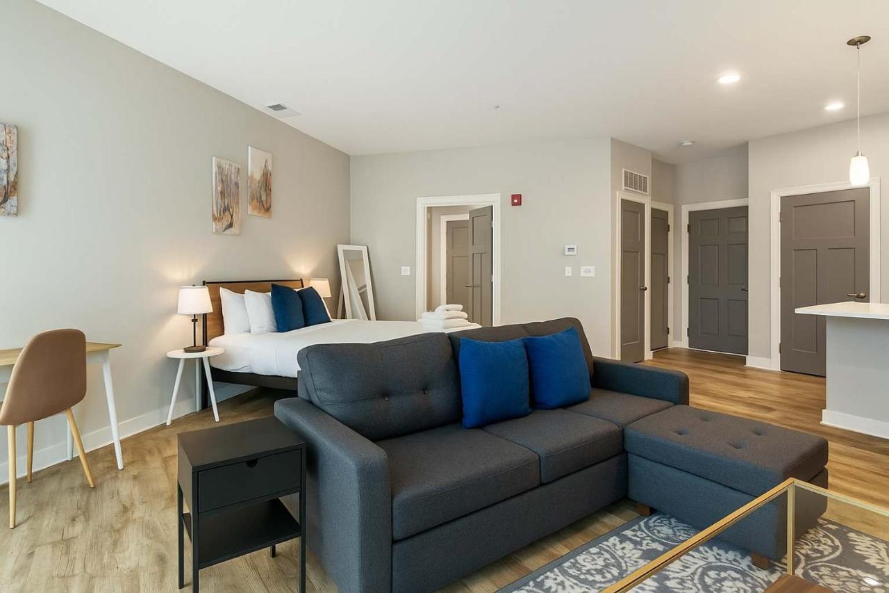CozySuites - Penrose On Mass with pool and parking #6 - Bed and Breakfast Indianapolis