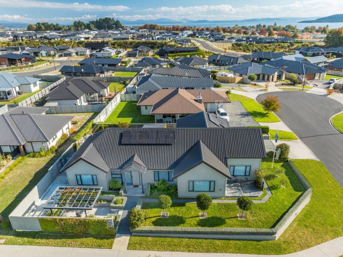 Stay Taupo - Premium Home with Hot Tub - B&B