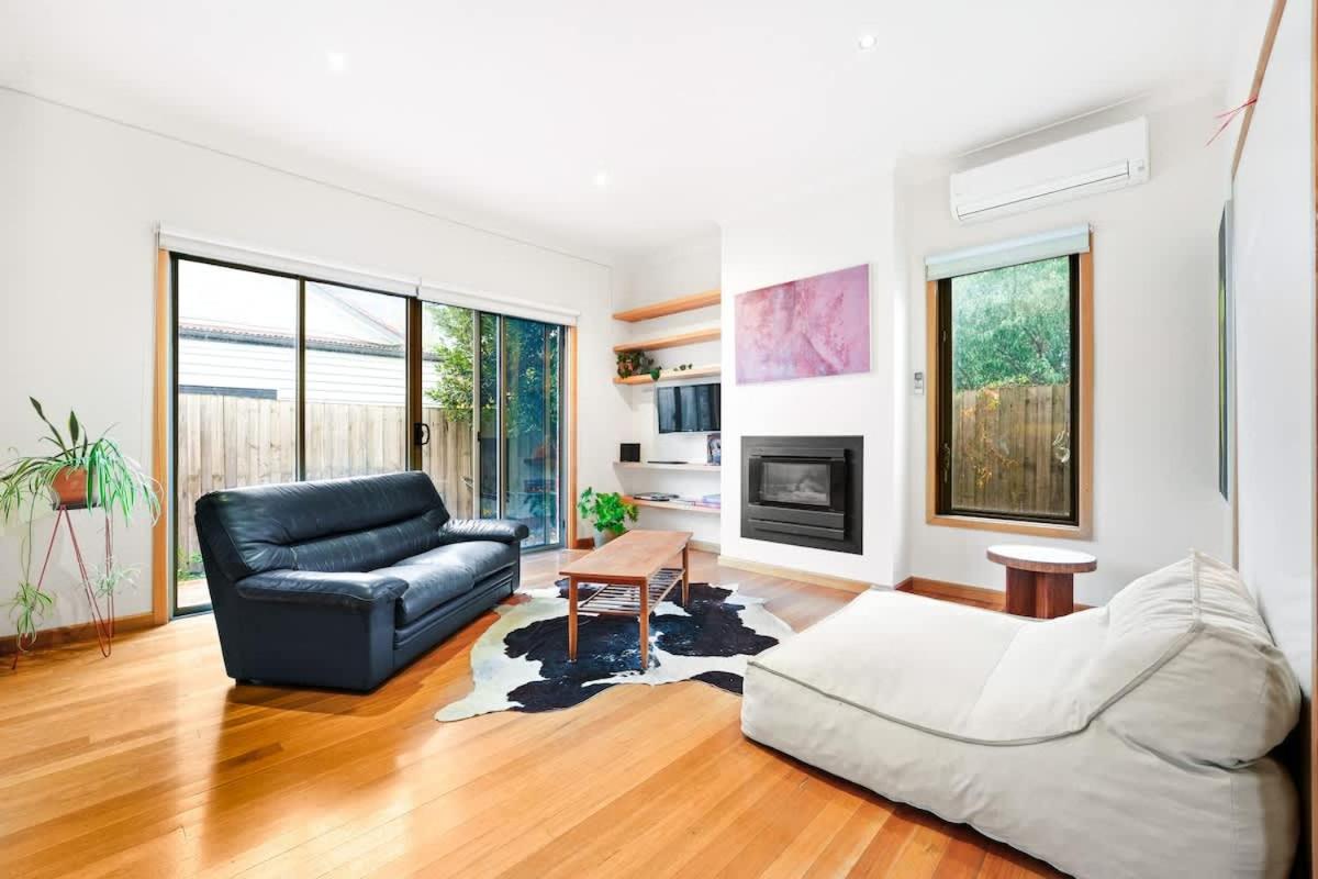 Charming Double Brick Brunswick Bungalow for 4 - B&B