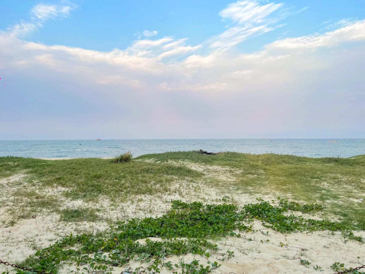 Nhà mặt đất 200m2 view biển Nhật Lệ, 3 phòng ngủ , 4 giường, 6 nhà tắm,Ra Khơi House - B&B