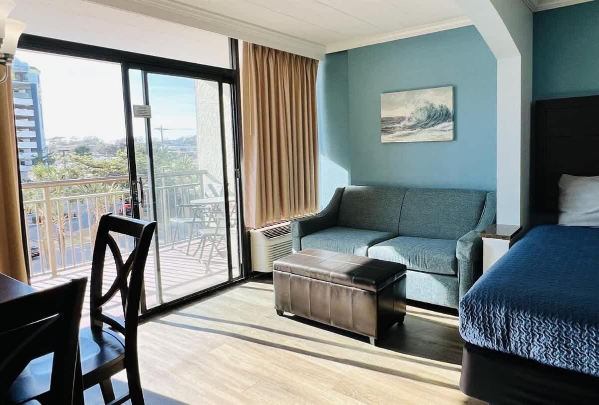 *SEE THE WAVES FROM YOUR BIG BALCONY*Great Pools, Hot Tubs*H34 - Chambres d'hôtes Myrtle Beach