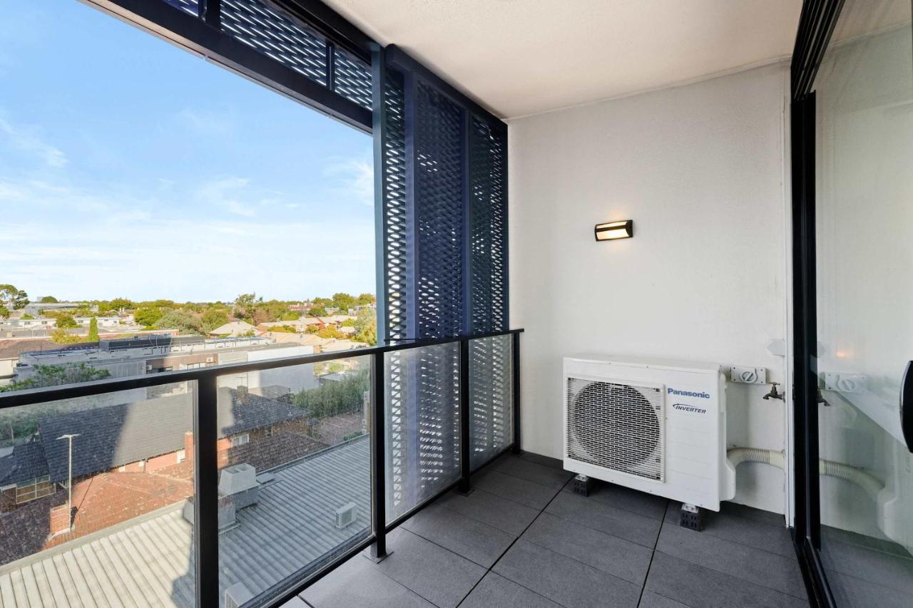 Modern St Kilda 2BR private parking & tram access - B&B Melbourne