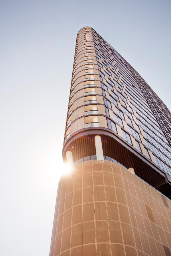 Mountain Views and Infinity Pool Overlooking City! - Chambres d’hôtes Brisbane