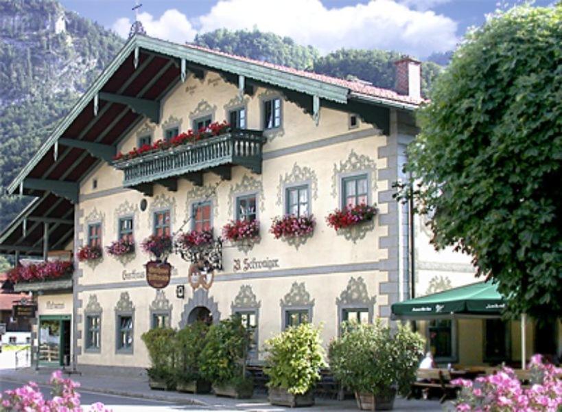 B&B Flintsbach - Gasthof Falkenstein - Metzgerei Schwaiger - - Bed and Breakfast Flintsbach