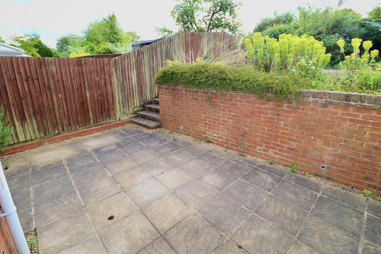 Spacious 4 Bed House in Winchester with Parking and Garden - Chambres d’hôtes Winchester