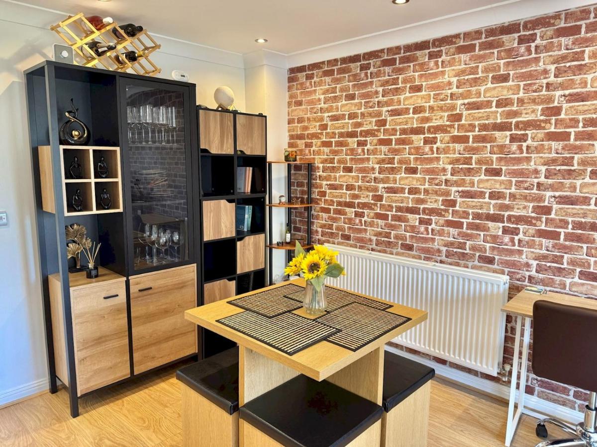 Pass the Keys Modern Home- Ideal for Professionals 5 mins to M4 - B&B