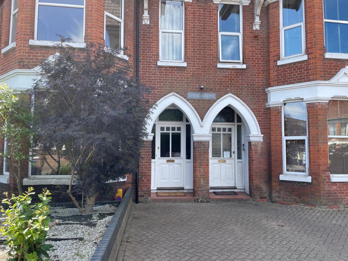 Number 10 service apartment - Danes - B&B