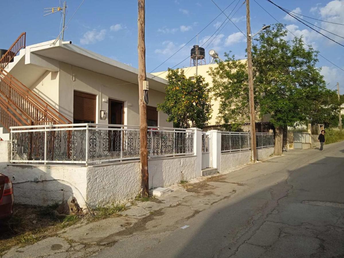 The House with the Terrace &The Garden - B&B Kalamotí