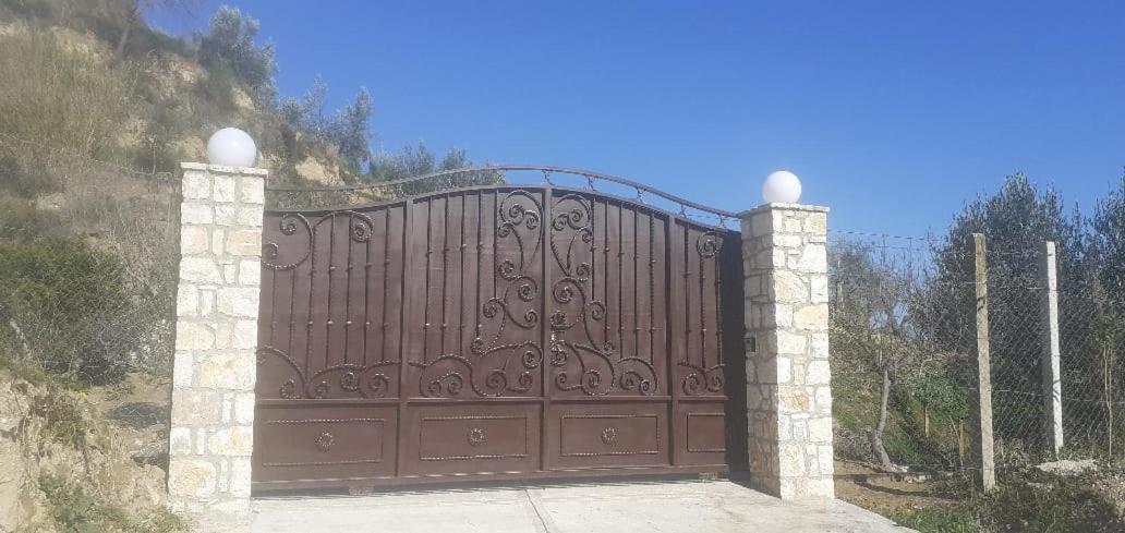 Hillside Villa - Ferienwohnung Mifol