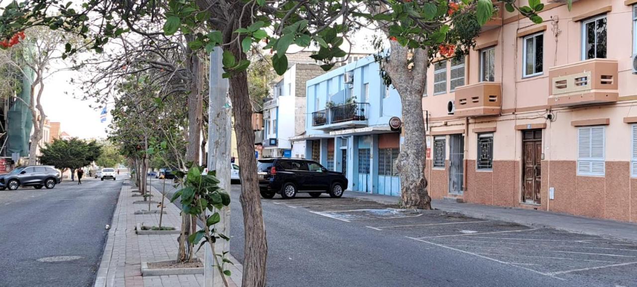 Mendes Guesthouse - Former B&B In the heart of Praia - B&B
