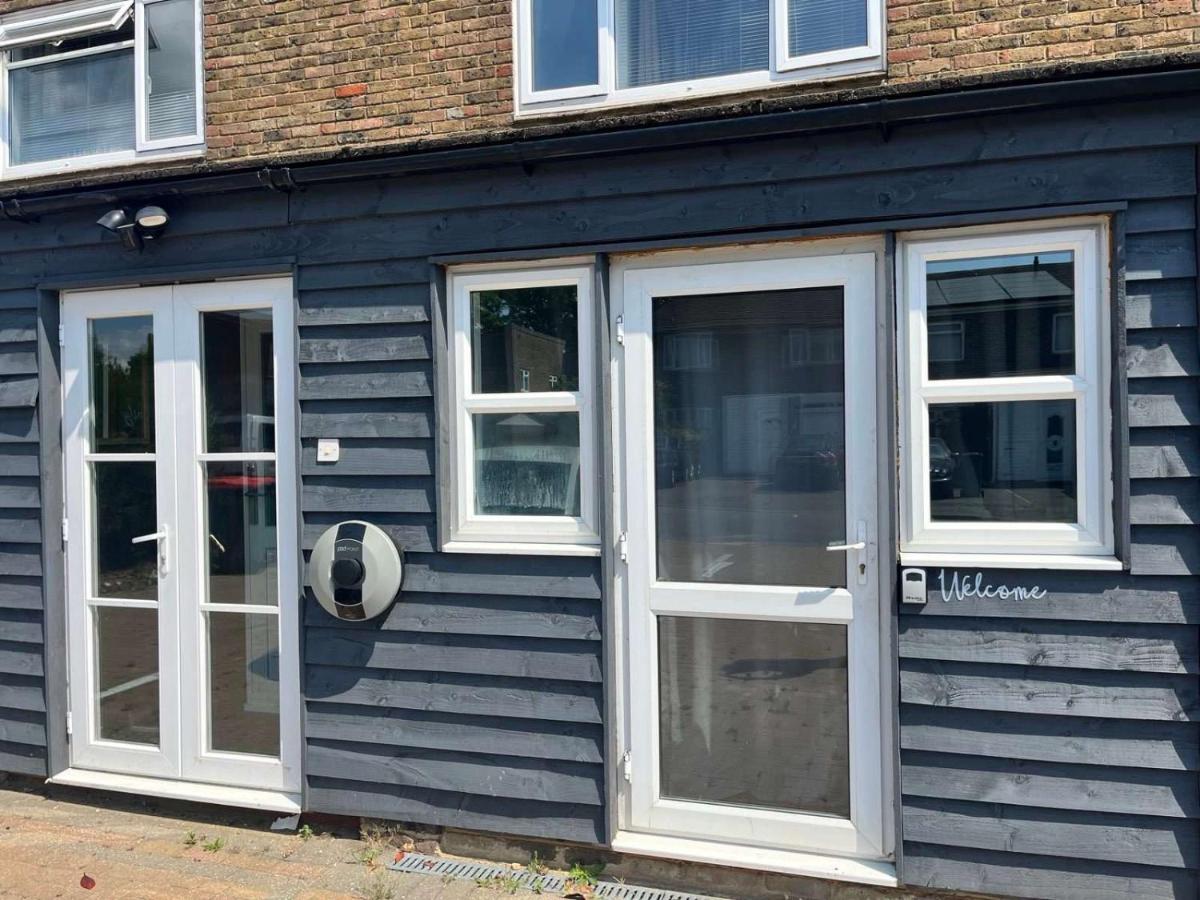 Spacious Apartment - 12 Minutes from Gatwick - B&B Ifield
