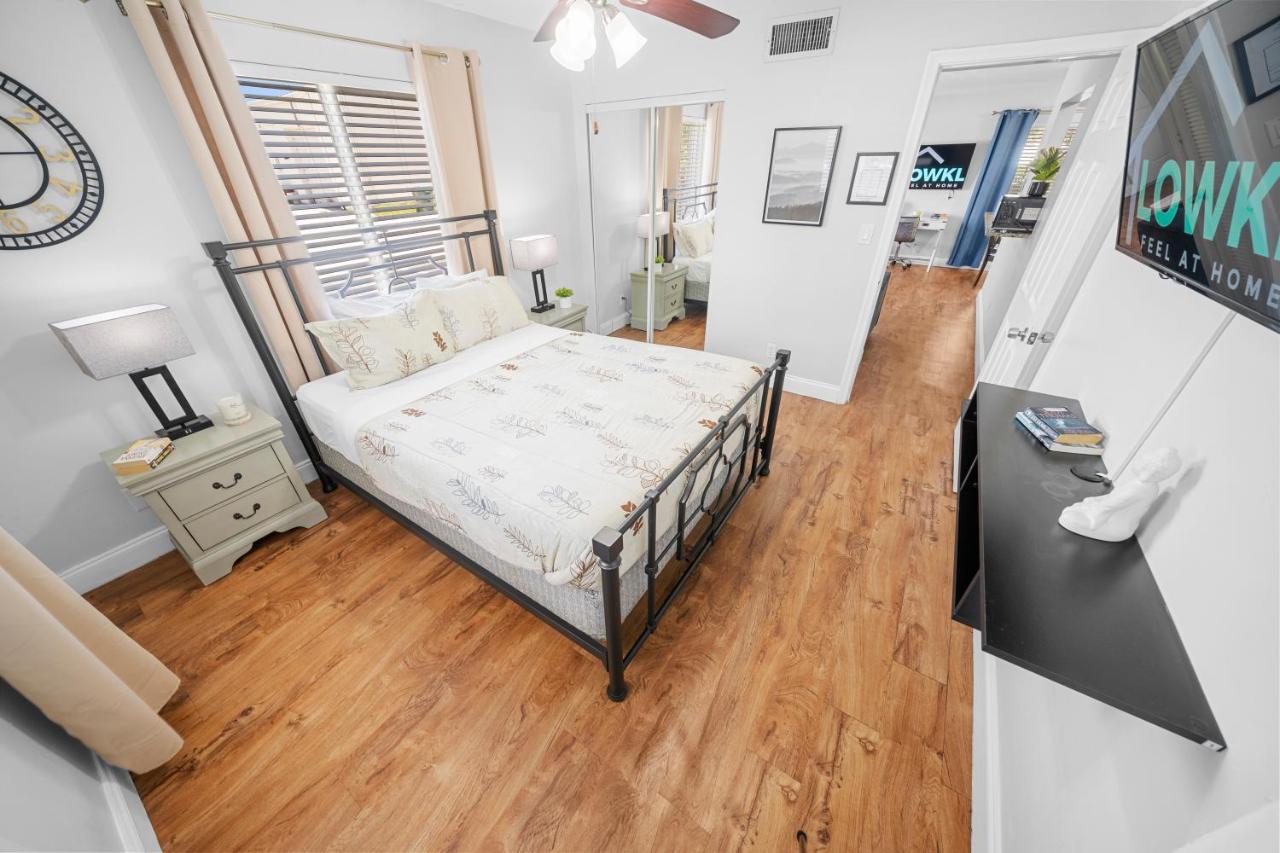 Superior One Bedroom Queen with Kitchen and Sofa Bed