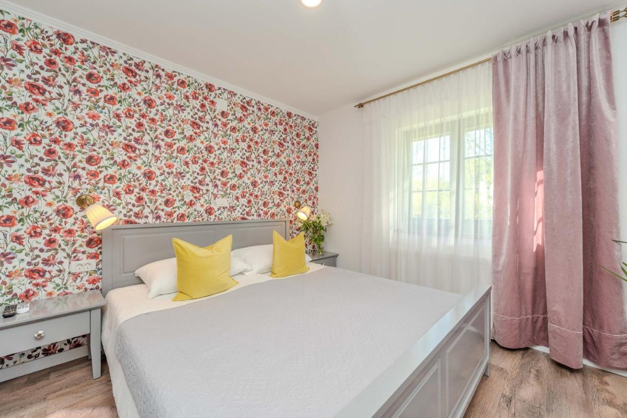 Deluxe Family Room - Roses