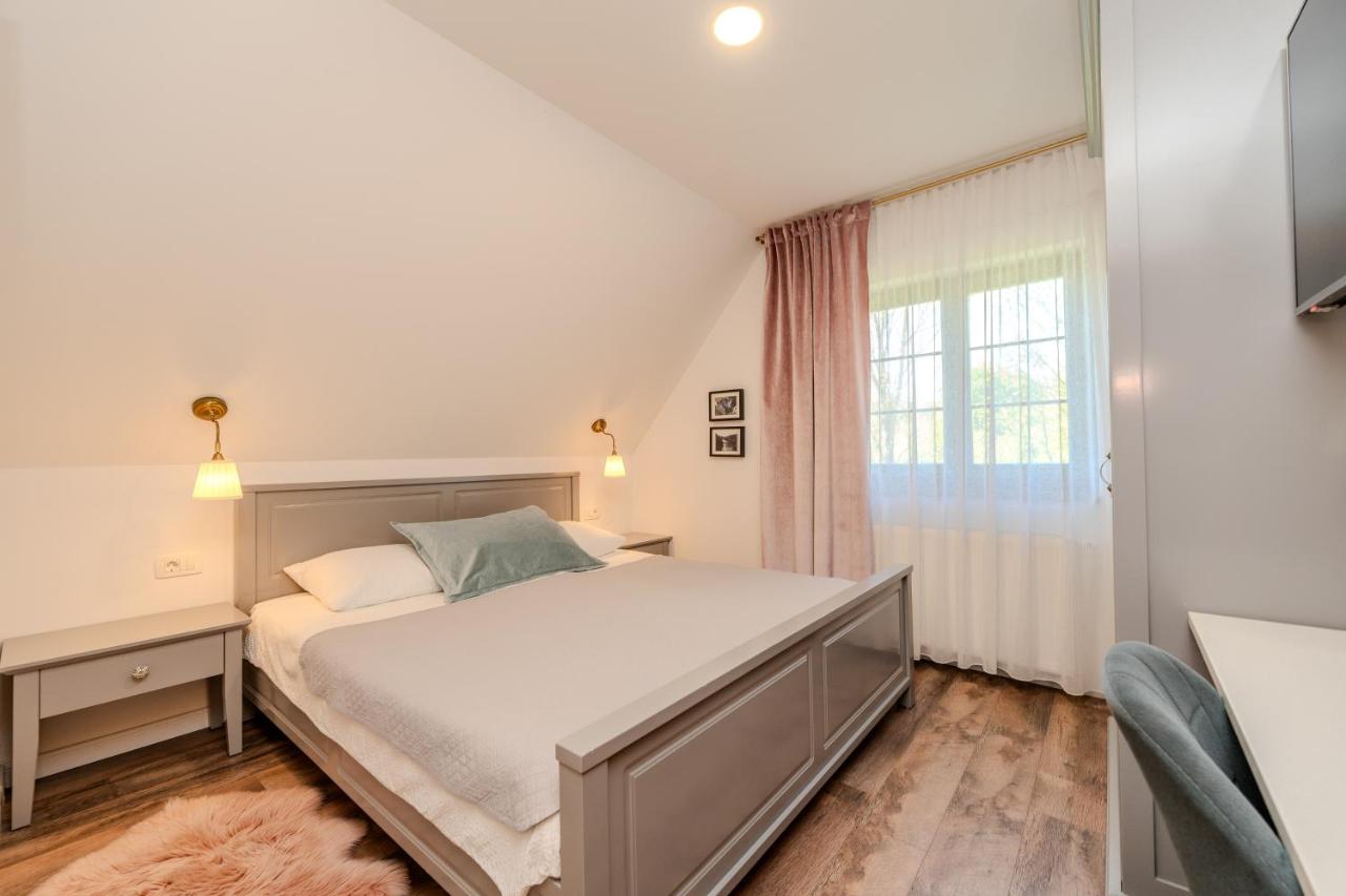 One-Bedroom Apartment - Roses