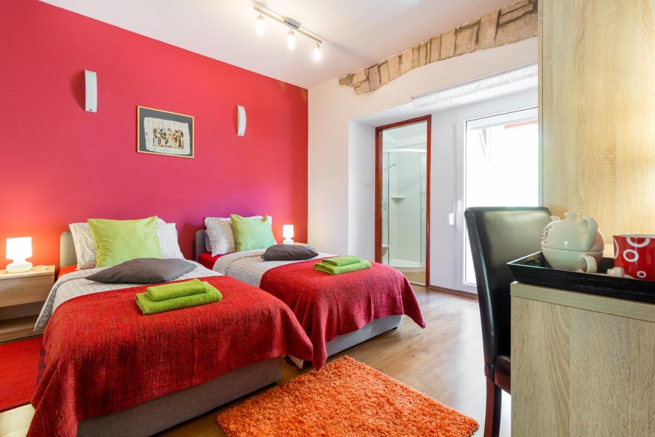 Doppel-/Zweibettzimmer mit Balkon