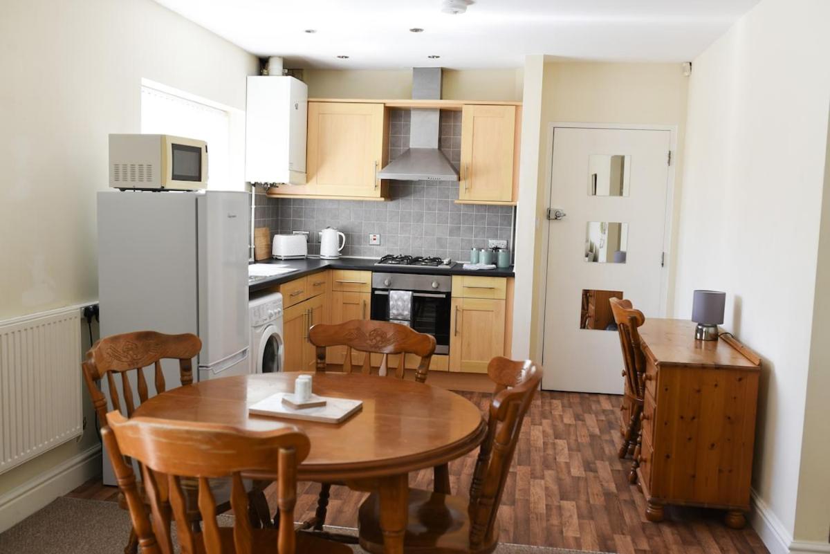 2 bedroom flat with free parking - Bed and Breakfast Cardiff