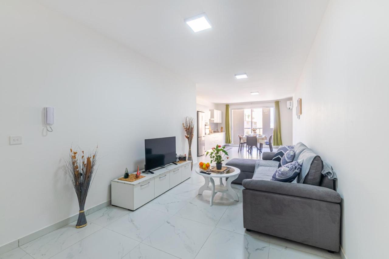 Brand New Spacious Apartment with Far Sea View - Bed and Breakfast