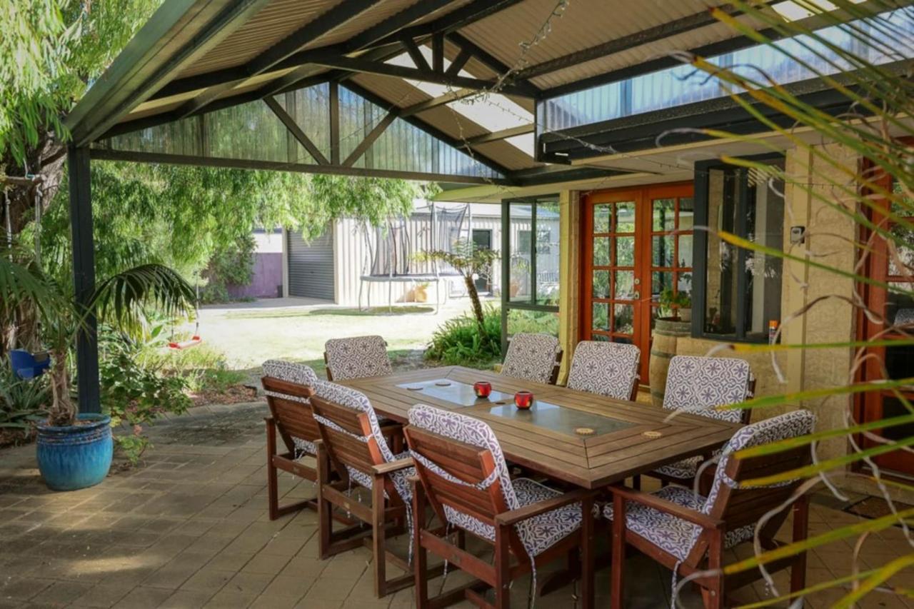 Relax to the Max - Pet Friendly Beach Retreat - B&B Geographe