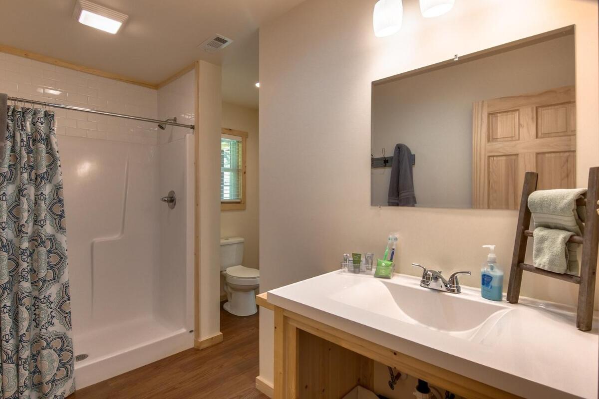 Smoky Mountain Cabin by Tuckasegee River! - Chambres d’hôtes Bryson City