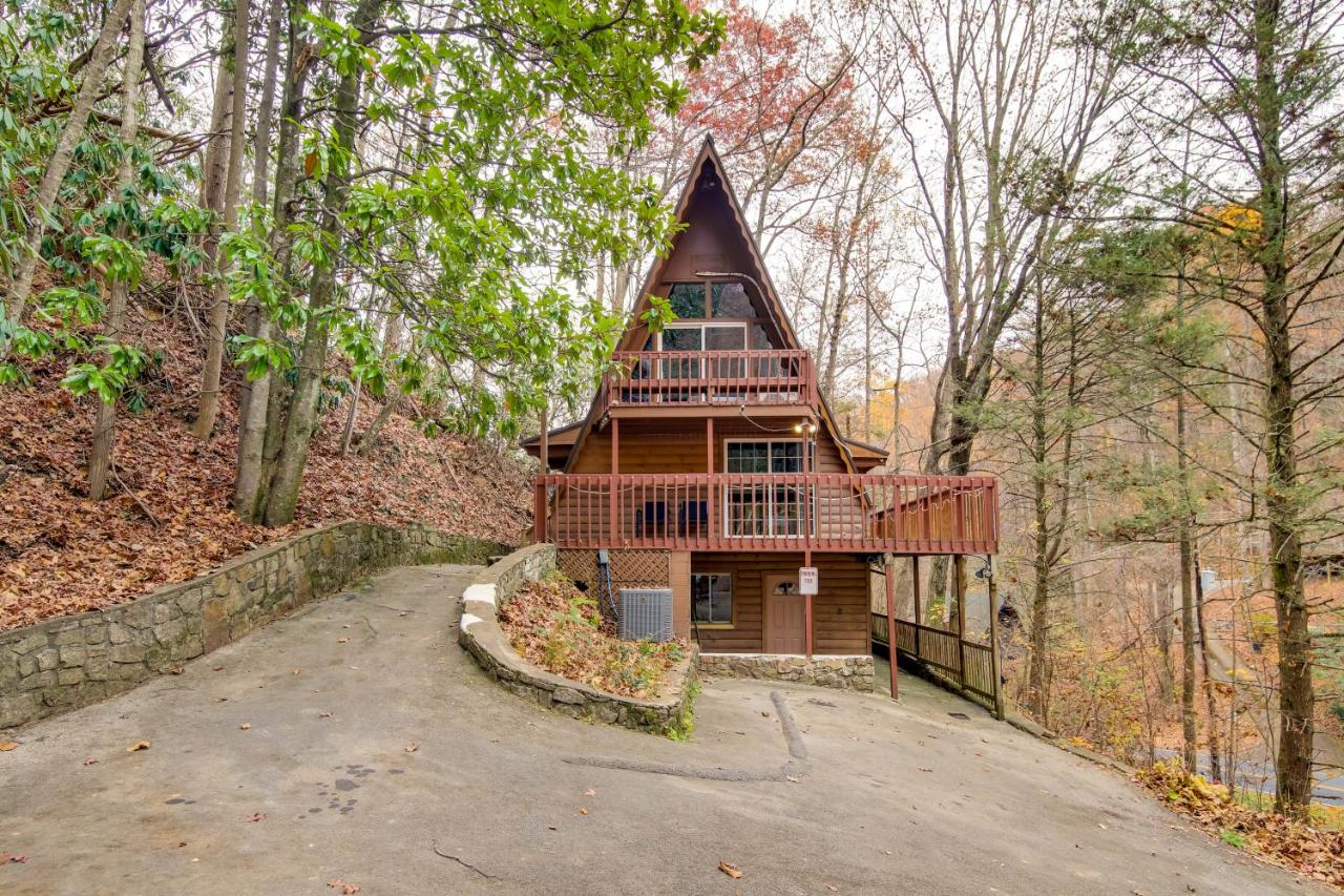 A-Frame with Hot Tub Half-Mi to Ober Gatlinburg! - Chambres d’hôtes Gatlinburg