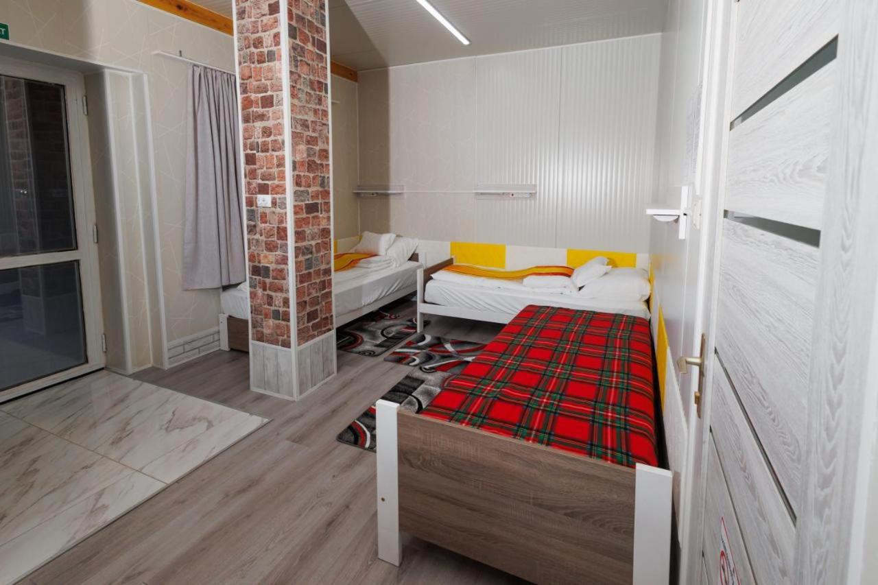 Dreibettzimmer mit Dusche