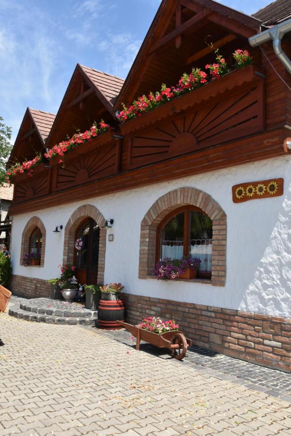 Ulbert Pince Panzió - B&B