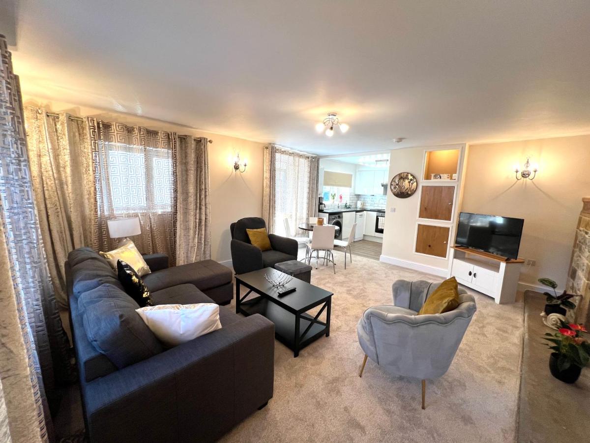 Ground Floor 2 Bedroom Apt, Onsite Parking, Edge of Glastonbury and Street - Chambres d’hôtes