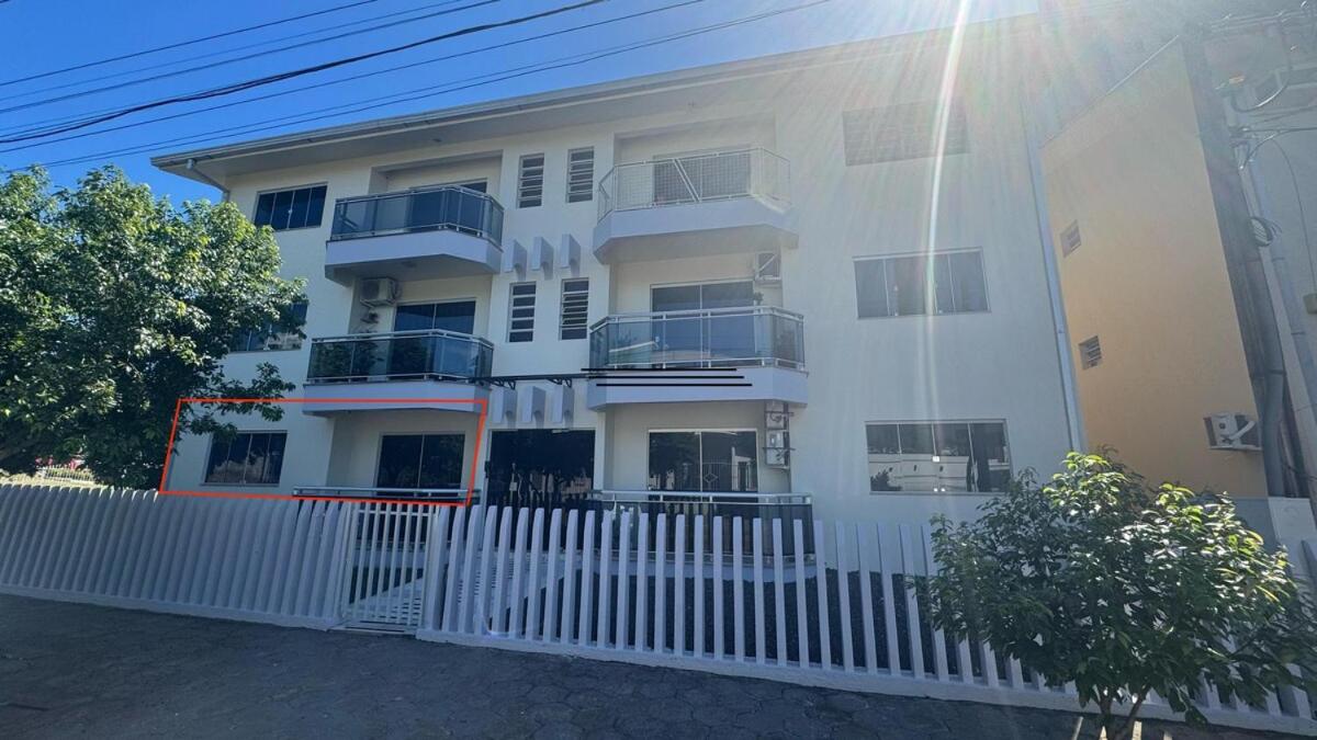 Apto completo, 3 quartos, 2 banheiros, sala com tv a cabo smart, internet rápida, cozinha completa, lavanderia, 2 vagas de garagem, para até 5 pessoas, apto de fácil acesso, no centro da cidade - Chambres d’hôtes Dois Vizinhos
