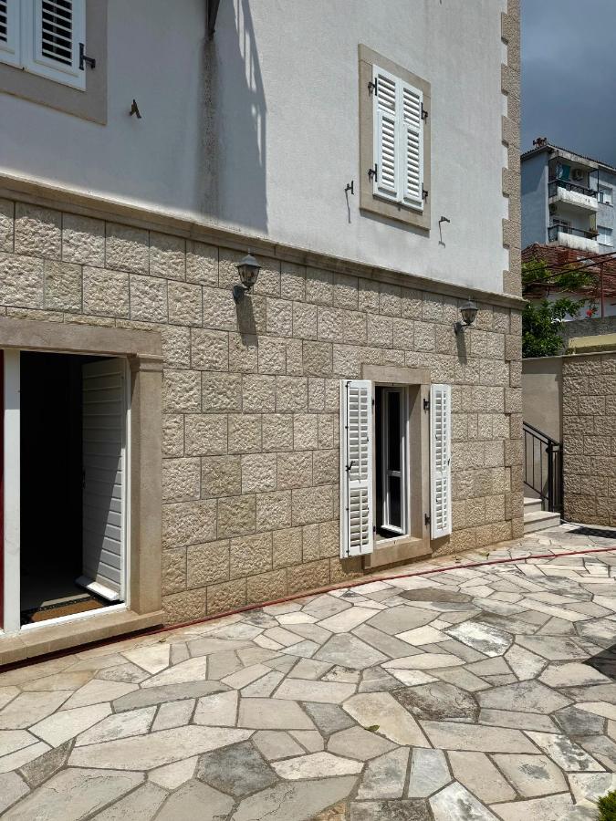 Lux Red and Grey - City Center - Bed and Breakfast Herceg Novi