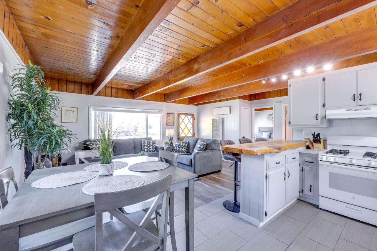 2 Mi to Trails: Modern Mountain Condo in Big Bear - Bed and Breakfast Big Bear City