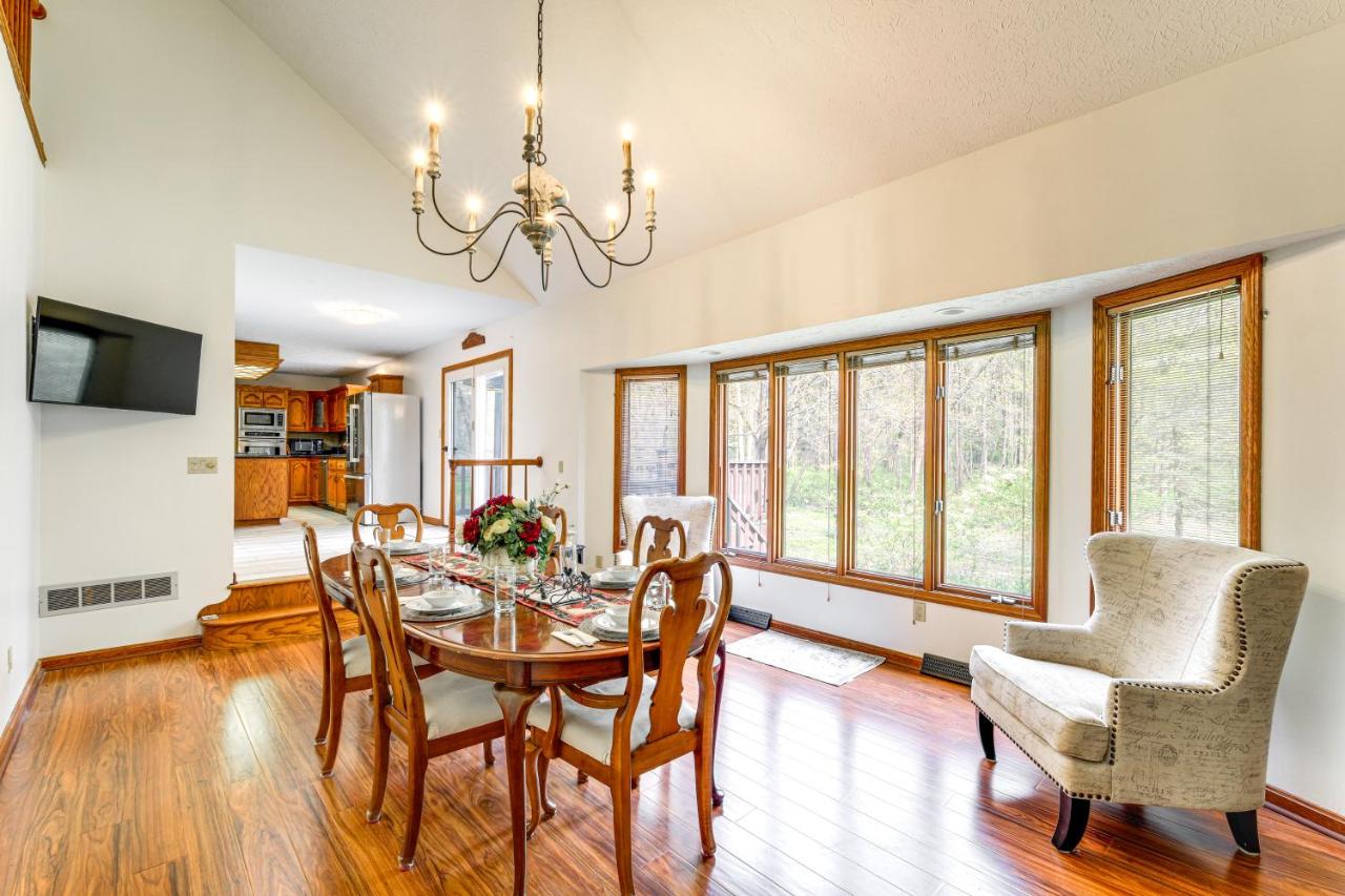Bike, Fish, Golf and More Stately Tudor in Mogadore - Ferienwohnung Uniontown