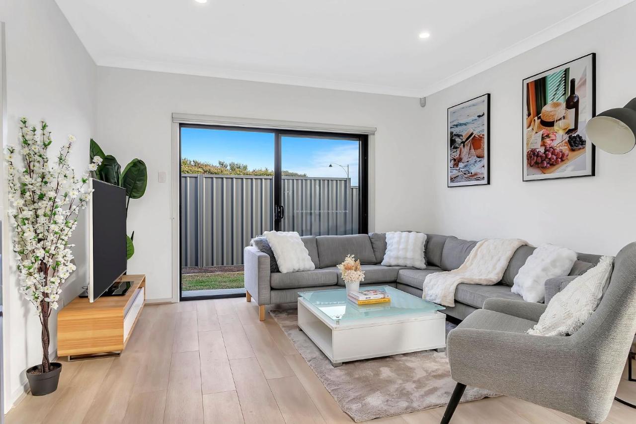 Modern Coastal Retreat in Aldinga Beach Just Steps from the Shore - B&B
