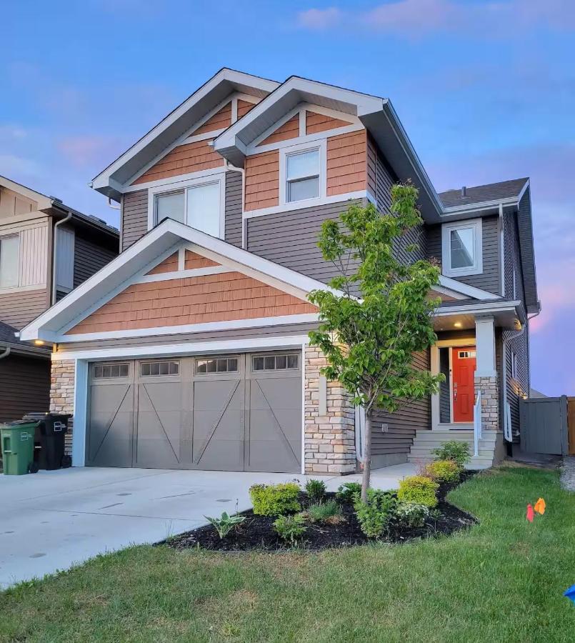 4BR Family Retreat with Hot Tub, 5 Beds, Close to WEM and Trails - B&B Edmonton