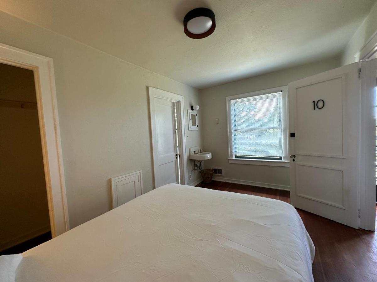 Zweibettzimmer mit Badewanne