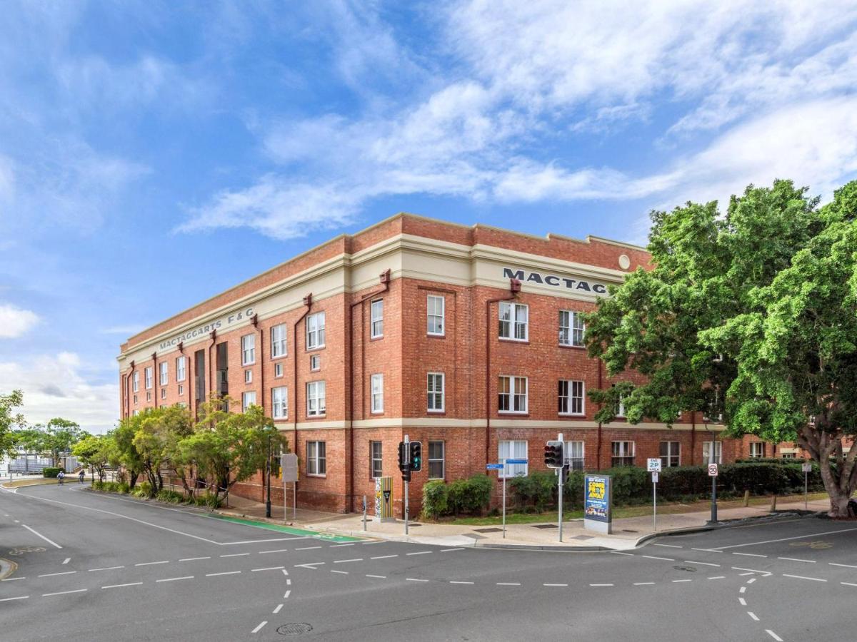 Riverfront Woolstore Apt with Car Park, Pool and AC - B&B Brisbane
