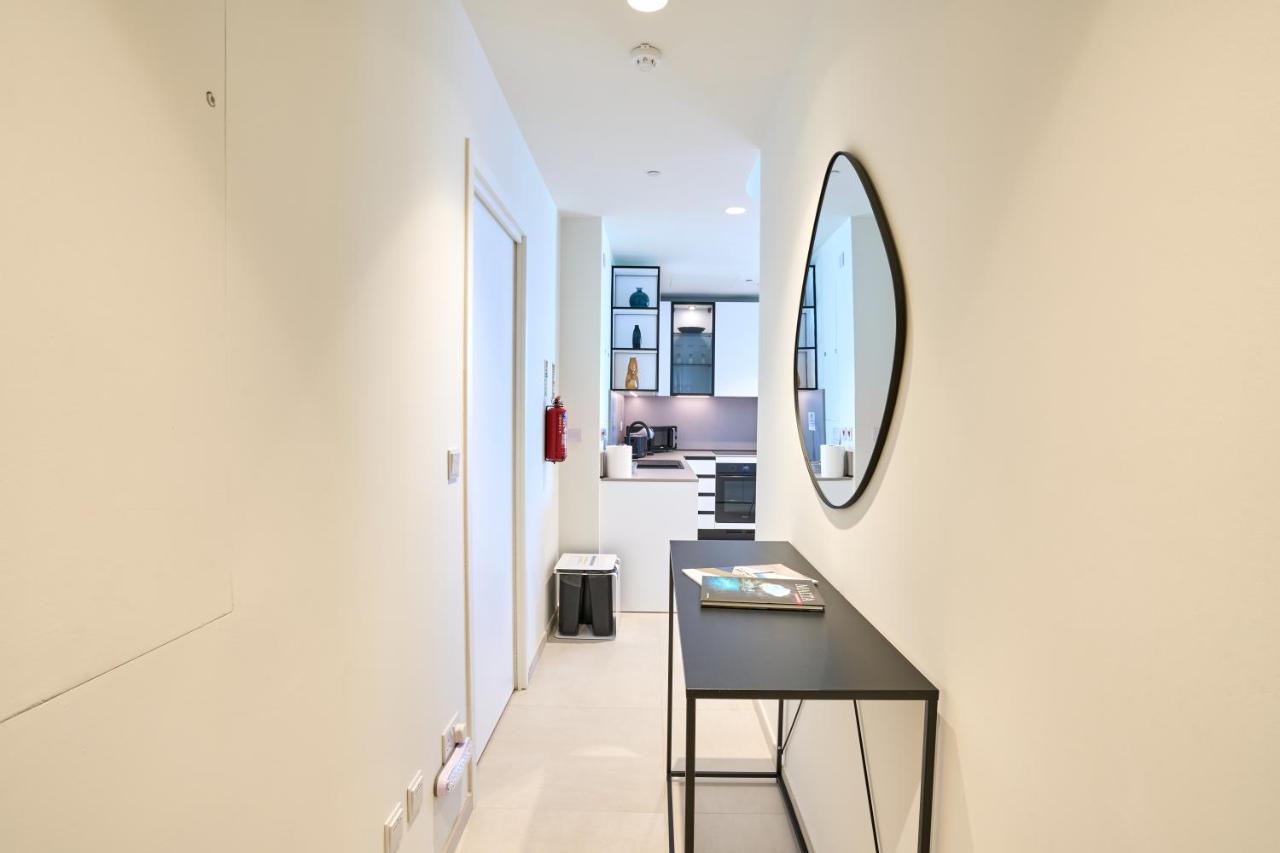 High-Rise Elegance 18th Floor Apartment with Stunning Sea Views - Bed and Breakfast