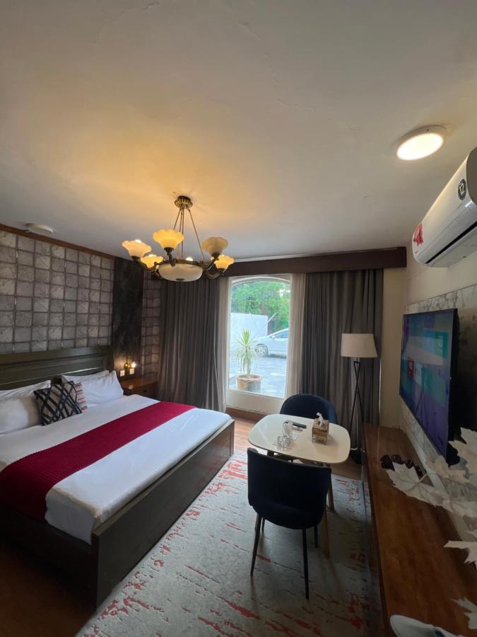 Zimmer mit Queensize-Bett und Gartenblick