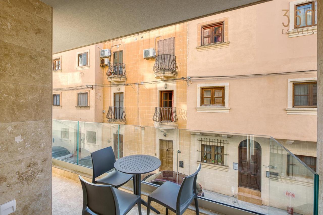 Rooftop Pool Sensations Apartments all with WIFI and AC by 360 Estates - B&B