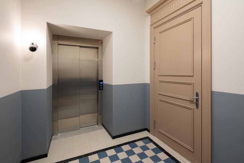 Bright & Modern Apartment in Historic Raina Blvd Building I Near Park & Old Town - Chambres d’hôtes Riga