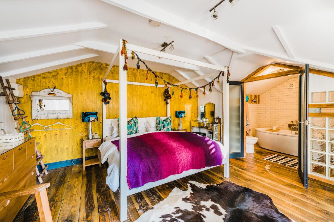 Habitación con cama extragrande.