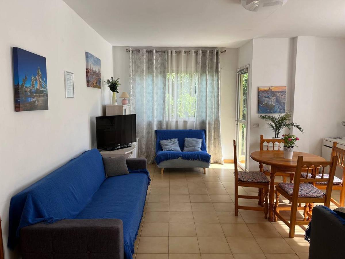 Spacious apartment with the private terrace - B&B Arona