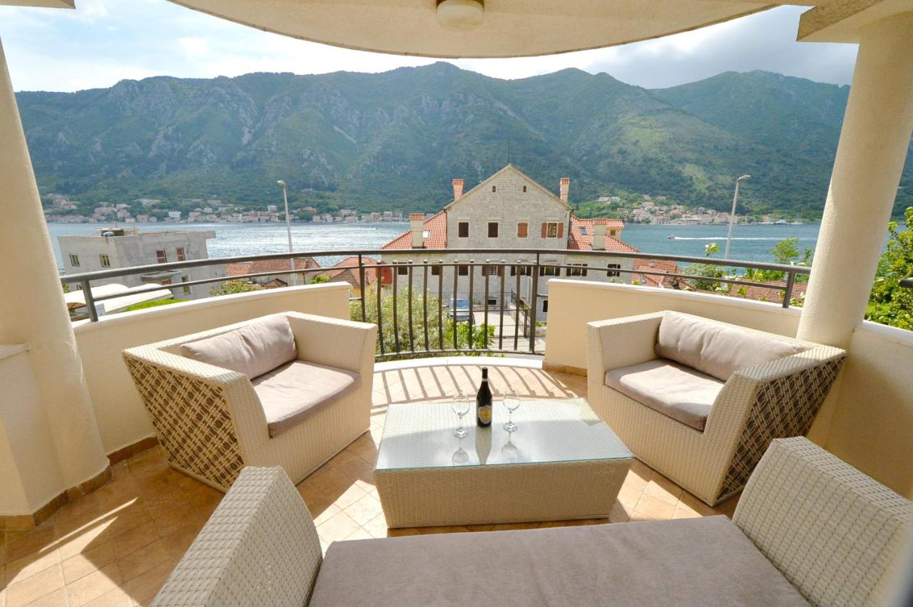 SEA VIEW apartment with parking, Dobrota, Kotor - B&B Dobrota