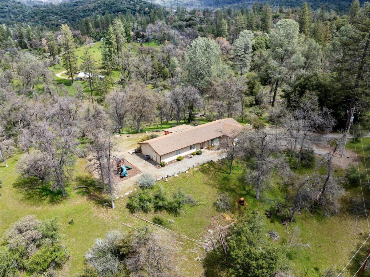 Scenic Serenity 50 acres/hot tub/game room - B&B