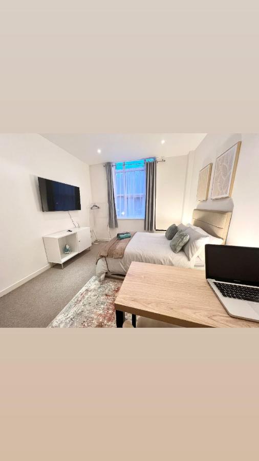 Luxury studio with super fast WiFi gated development - Chambres d’hôtes Londres