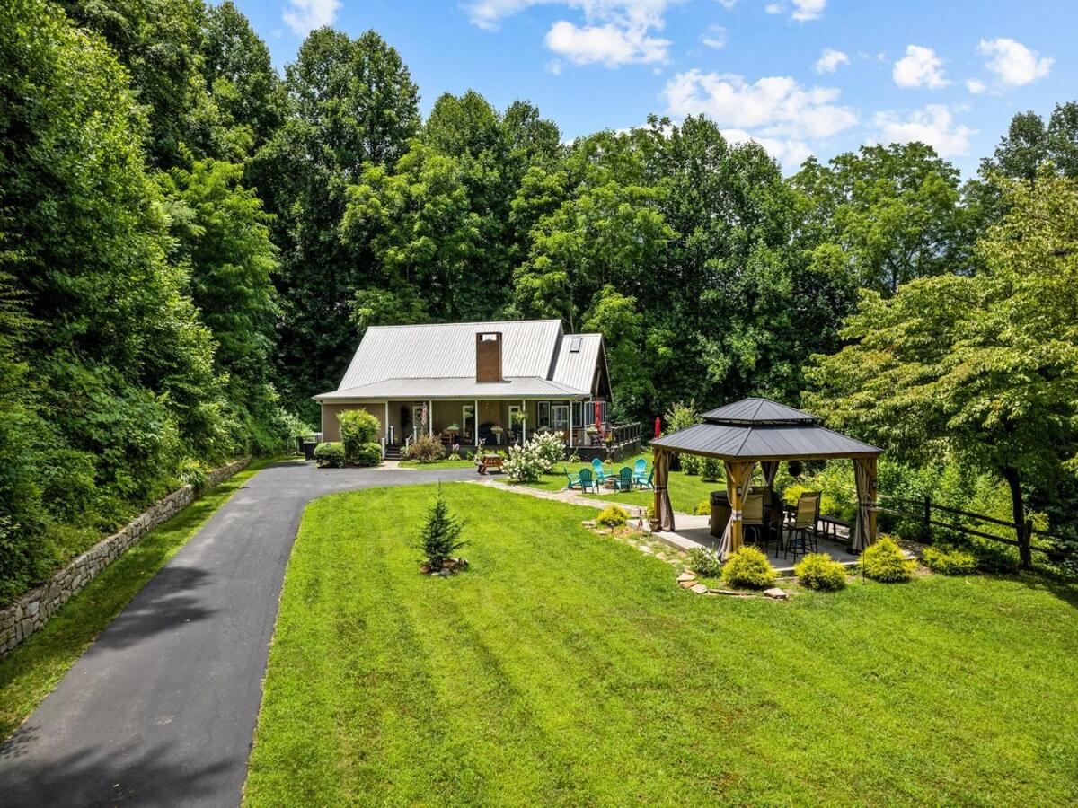 Halfback Ridge-heart of Maggie Valley-hot tub-fenced pet area-gazebo-views - B&B Maggie Valley