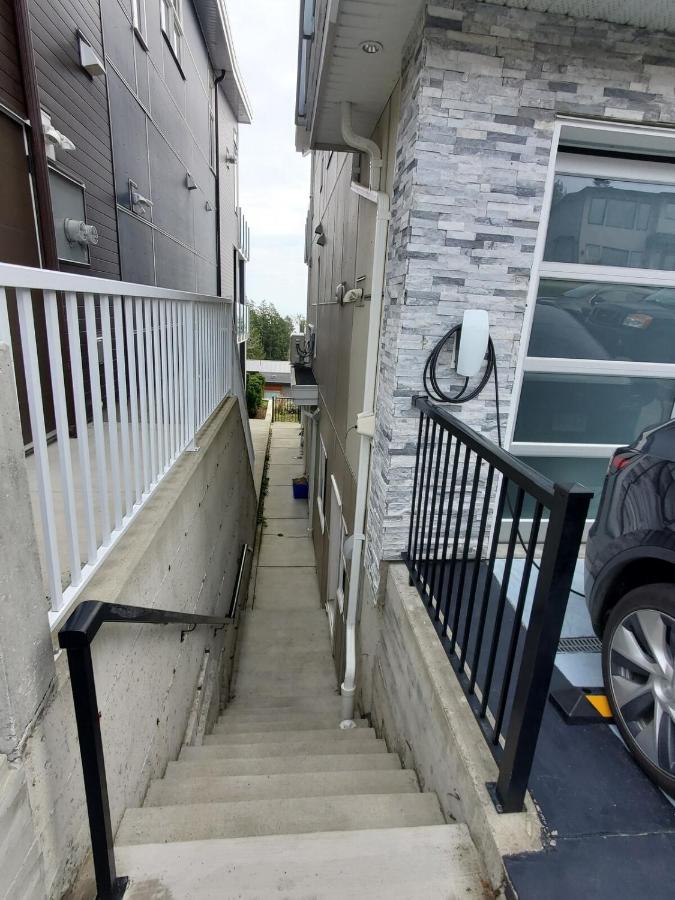 Stunning Ocean view modern 1 bed room suite with two beds and a full kitchen - B&B Colwood