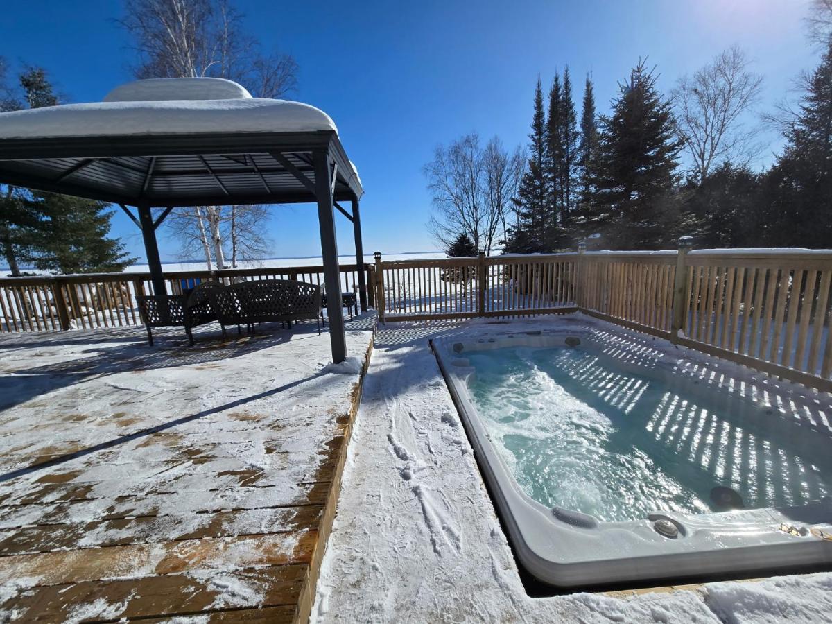 Luxurious waterfront retreat - B&B Capreol